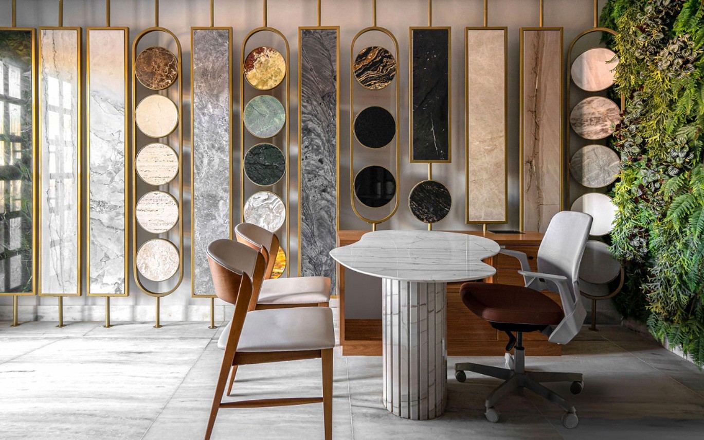 Showroom da Casa do Mármore com amostras de mármores e quartzitos em molduras douradas